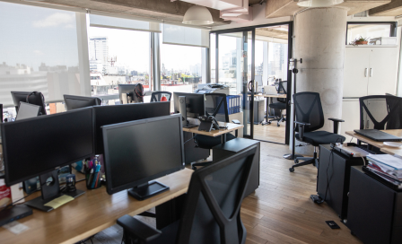 Escritório corporativo climatizado com sistema de ar-condicionado VRF aumentando conforto e produtividade