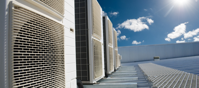 Unidades externas de ar-condicionado VRF instaladas em cobertura de edifício, parte essencial do sistema de climatização.