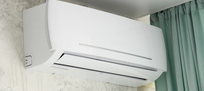 Unidade interna de ar-condicionado split instalada na parede de um ambiente residencial