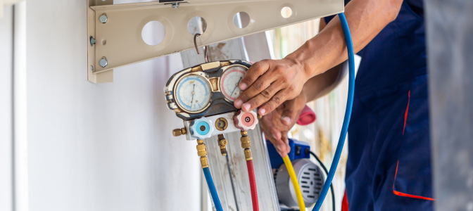 Técnico utilizando manômetro para realizar medições e ajustes durante a instalação de ar-condicionado VRF